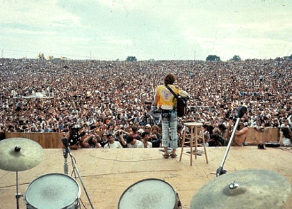 500 000 personnes rassemblées au festival de Woodstock (New York, États-Unis) en 1969.