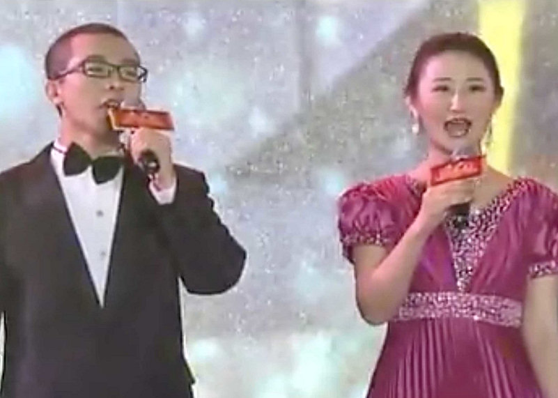 Deux des solistes de la chorale de la Cyberspace Administration of China lors du gala de l'association internet de Pékin, le 12 février 2015.