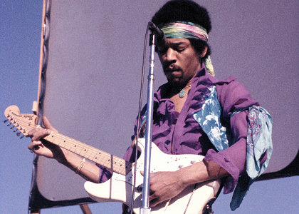 Jimi Hendrix en concert à Berkeley (Californie, États-Unis) le 30 mai 1970.