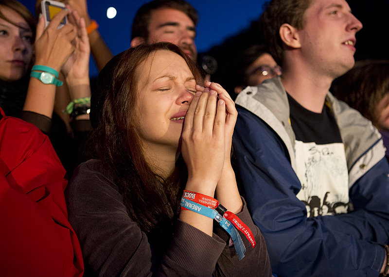 Jeune fille au bord des larmes pendant un concert de Sigur Rós à Rock en Seine, 2012.