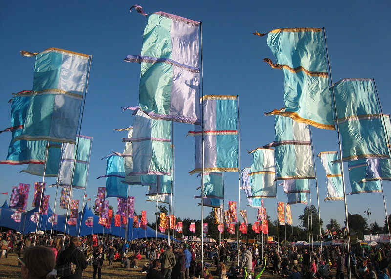 Les drapeaux du festival Womad 2012 à Charlton Park (Angleterre, Royaume-Uni).