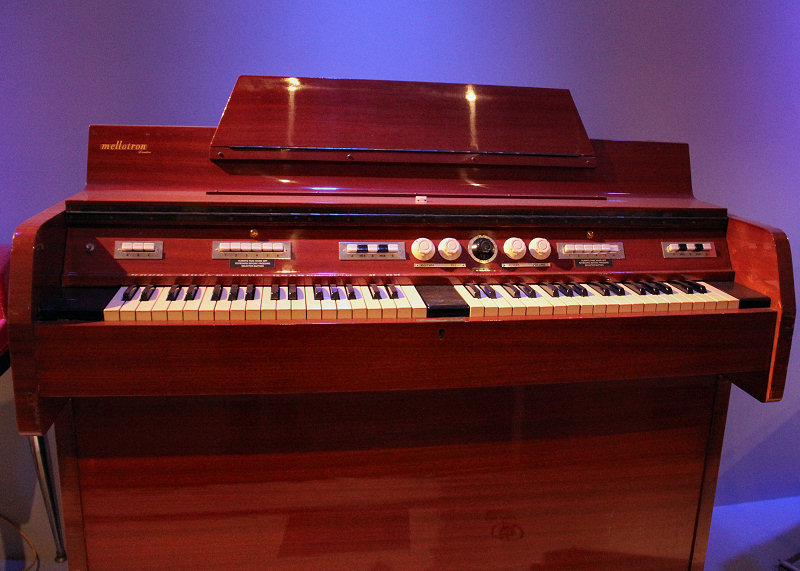 Mellotron MKII de la collection de Mick Jagger, des Rolling Stones, à l'exposition <i>Play It Loud</i> du MET à New York, en 2019.